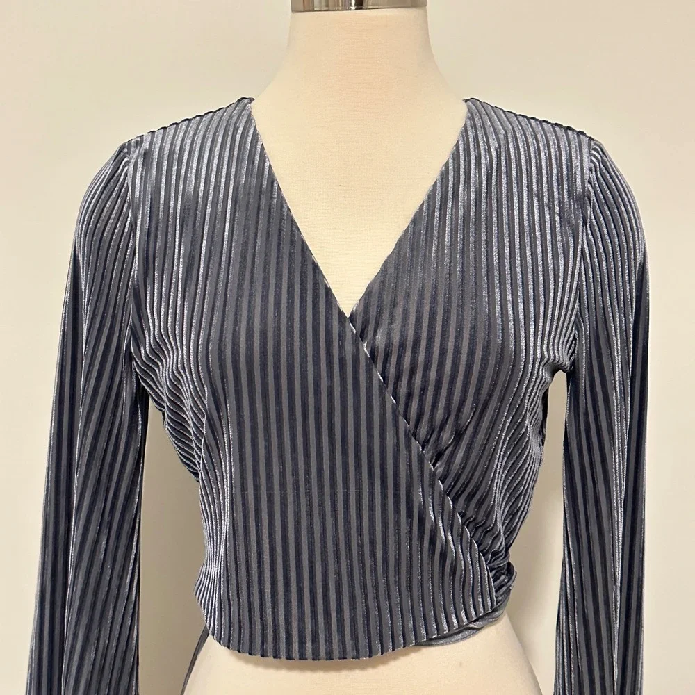 J.O.A. Velvet Ribbed Wrap Crop Top Womens S Gray Bell‎ Sleeve Y2K Going Out